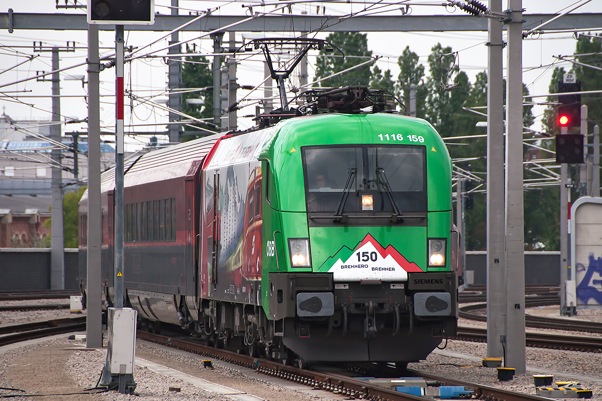 1116 159  150 Jahre Brennerbahn  erreicht mit dem railjet 755 Wien Hauptbahnhof. Das Foto entstand am 04.05.2017.