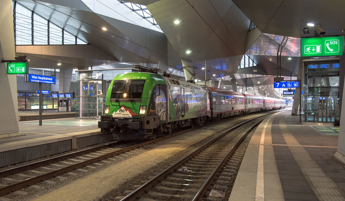 1116 159  Brennerbahn  wartet mit dem D 720 auf Abfahrt nach Linz .(Wien-Hauptbahnhof 10.1.2018).