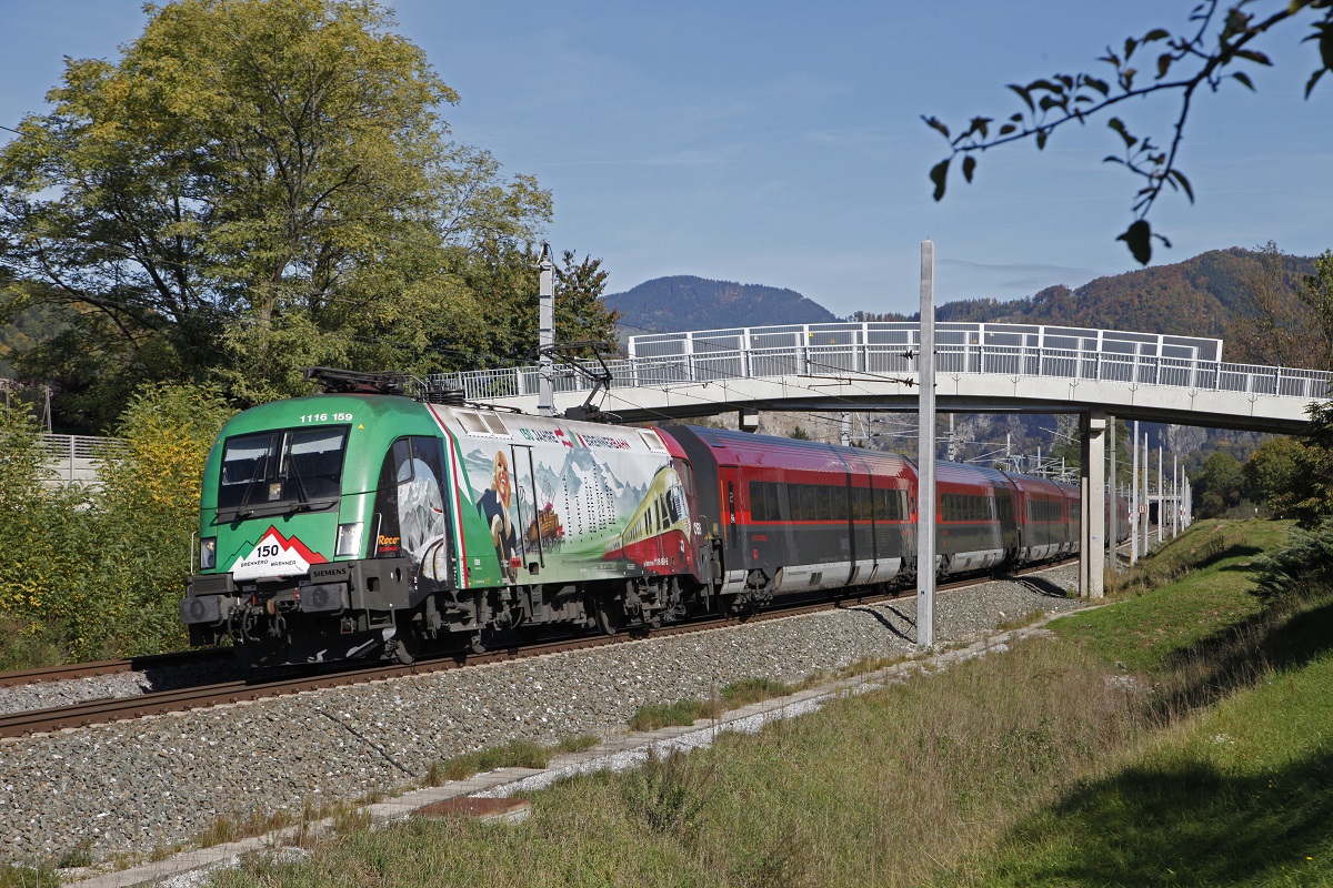 1116 159 mit Railjet bei Stübing am 11.10.2017.