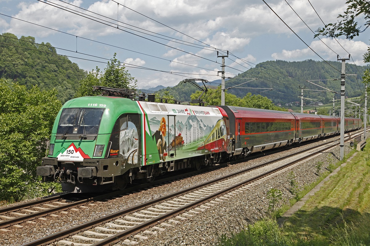 1116 159 mit Railjet in Bruck/Mur Übelstein am 13.06.2017.