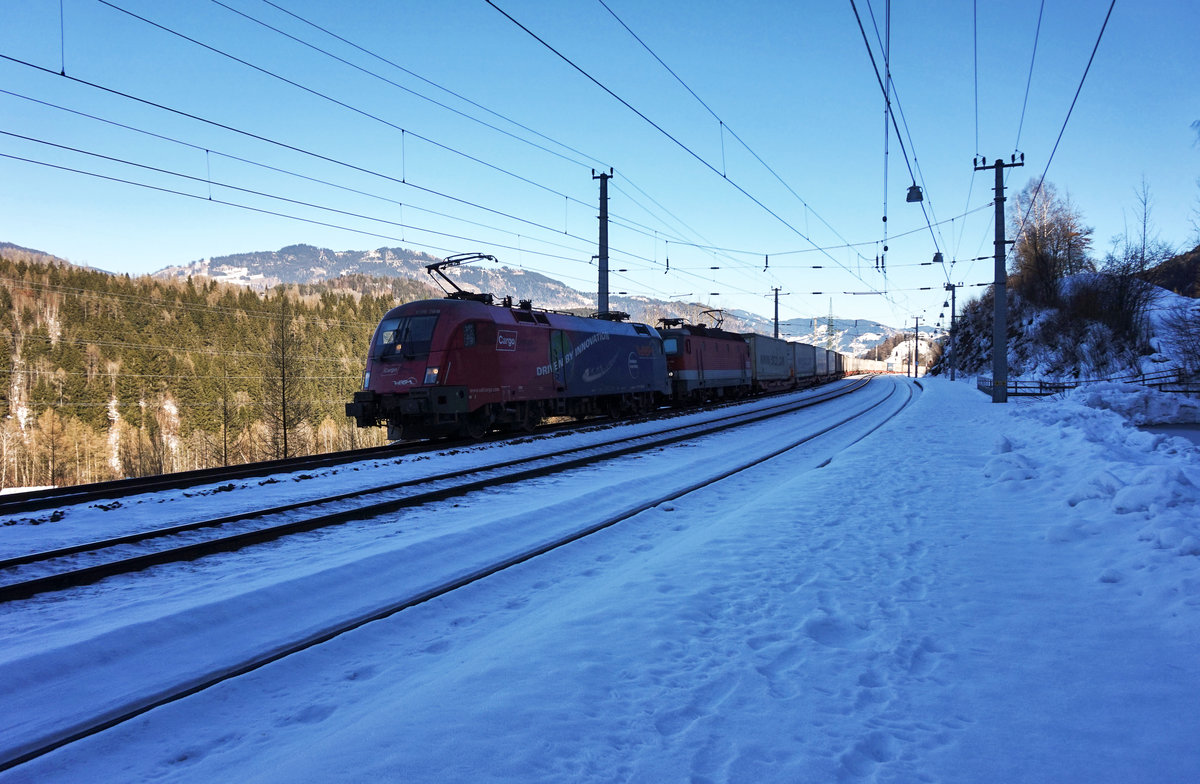 1116 168-6  Vegatrans & Rail Cargo Group  und 1144 105-4 durchfahren mit dem EKOL den aufgelassenen Bahnhof Loifarn.
Aufgenommen am 15.2.2017.