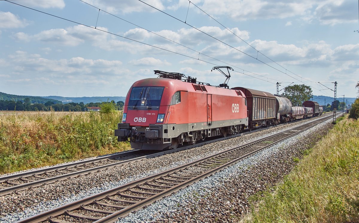 1116 171 ist mit einen kurzen Güterzug in Richtung Nürnberg unterwegs,abgelichtet am 16.08.2018 bei Pölling.