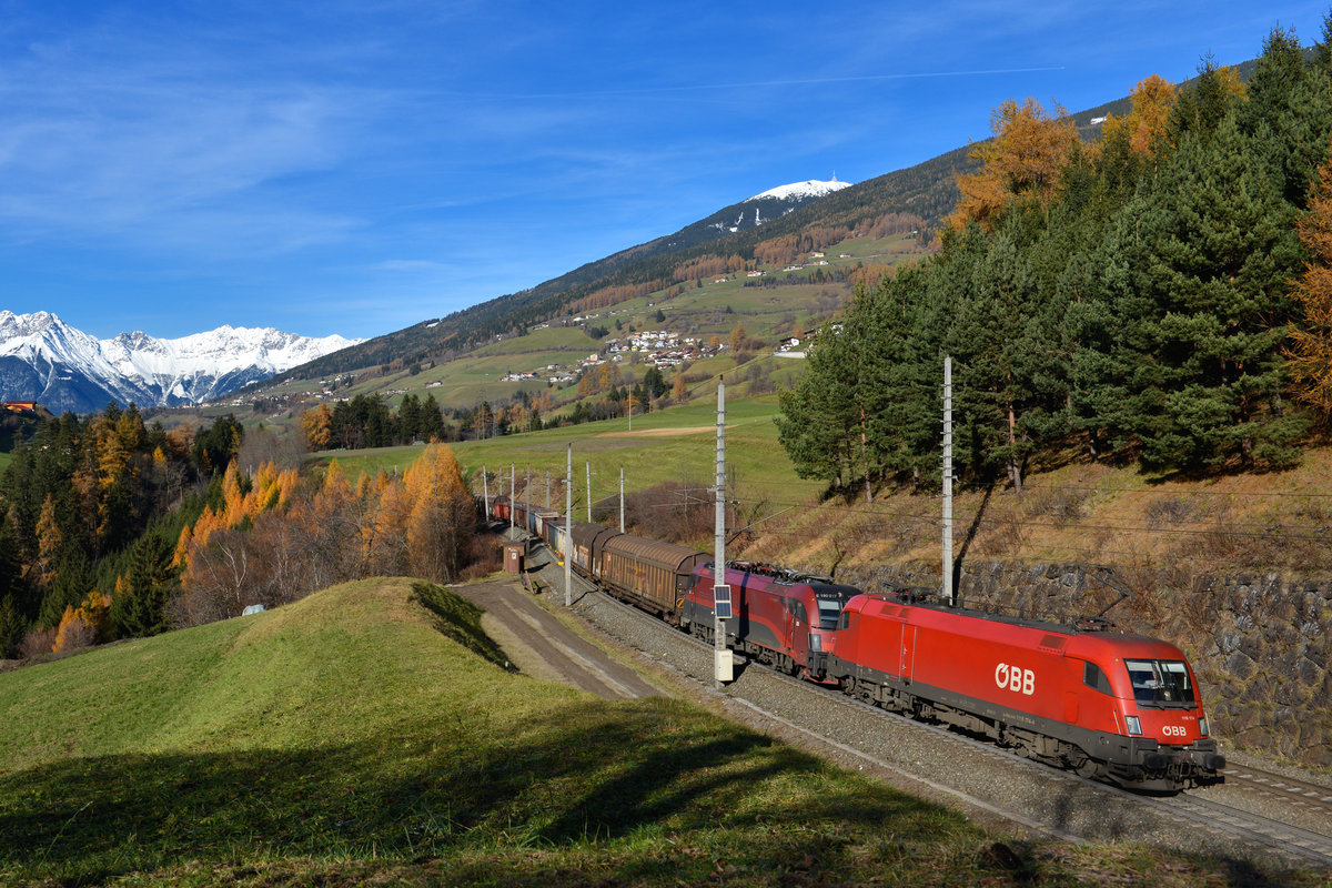 1116 174 + 1216 017 mit einem Güterzug am 22.11.2017 bei Mühlbachl. 