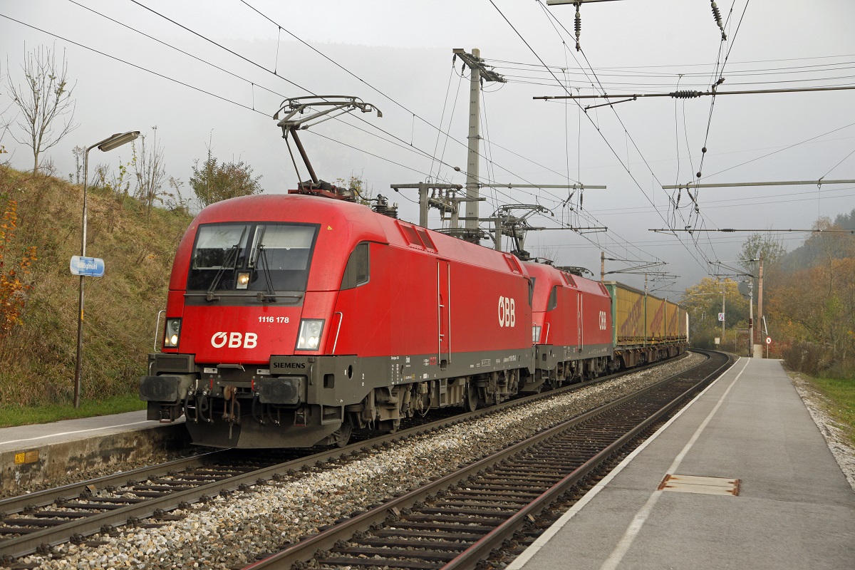 1116 178 + 1116... mit Güterzug in der Haltestelle Schlöglmühl am 24.10.2016.