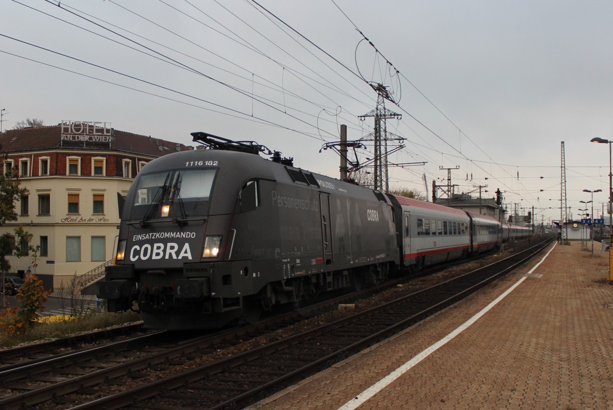 1116 182  Cobra  vor dem IC 646  Alpendorf Bergbahnen  von Wien Westbahnhof (Ws) nach Salzburg Hauptbahnhof (Sb), hier zum sehen bei der Ausfahrt aus dem Bahnhof Wien Htteldorf (Hf); am 22.10.2013