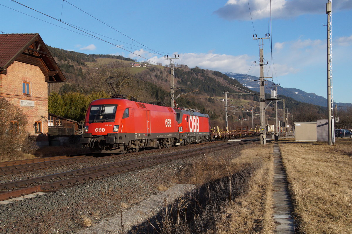 1116 193 und 1293 001 mit Güterzug bei der Einfahrt in den Bahnhof Rothenthurn (Strecke Villach - Spittal-Millstättersee).
05.03.2019
