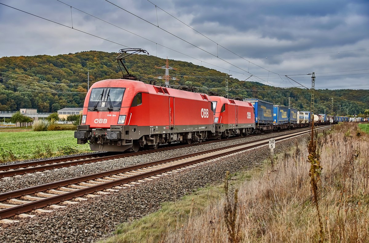 1116 194-2 und 1116 178-5 sind mit einen Auflieger am 13.10.16 bei Harrbach in Richtung Süden unterwegs.