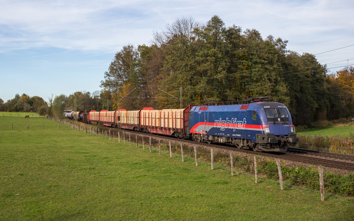 1116 195  Nightjet  fährt mit einem gemischten Güterzug am bekannten BÜ Vogl in Richtung Rosenheim, aufgenommen am 17. Oktober 2017.