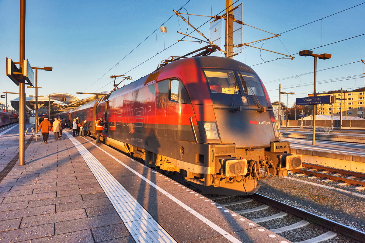 1116 203-1 hält mit railjet 166 (Wien Hbf - Zürich HB) und railjet 566 (Flughafen Wien (VIE - Bregenz) in Salzburg Hbf.
Aufgenommen am 29.12.2016