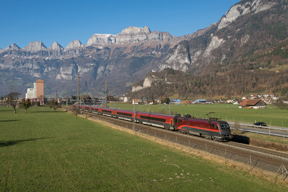 1116 205-6 zieht am 04.12.2016 den RJ 569 von Zürich HB Richtung Sargans und konnte bei Flums abgelichtet werden.