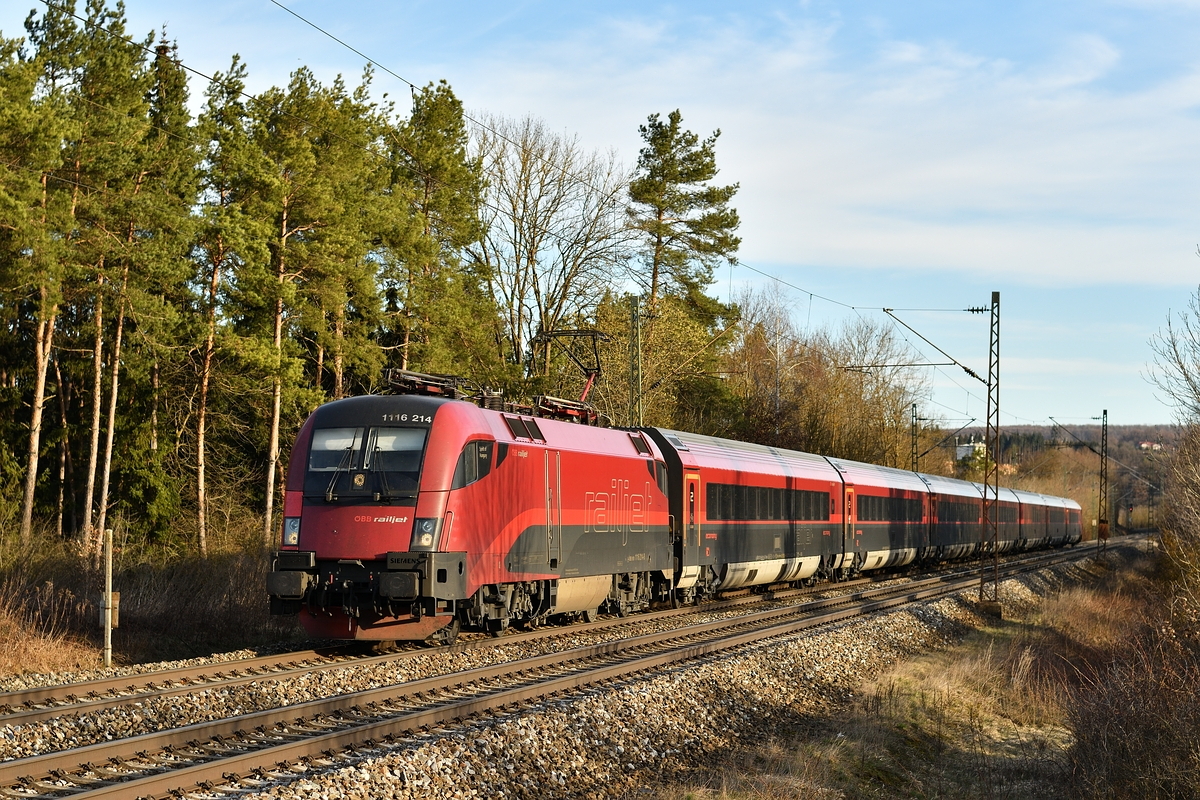 1116 214 bespannte am 17. März 2019 RJX 63 nach Budapest-Keleti. Hier zeigt sich der Zug in den ersten Sonnenstrahlen nahe Westerstetten.