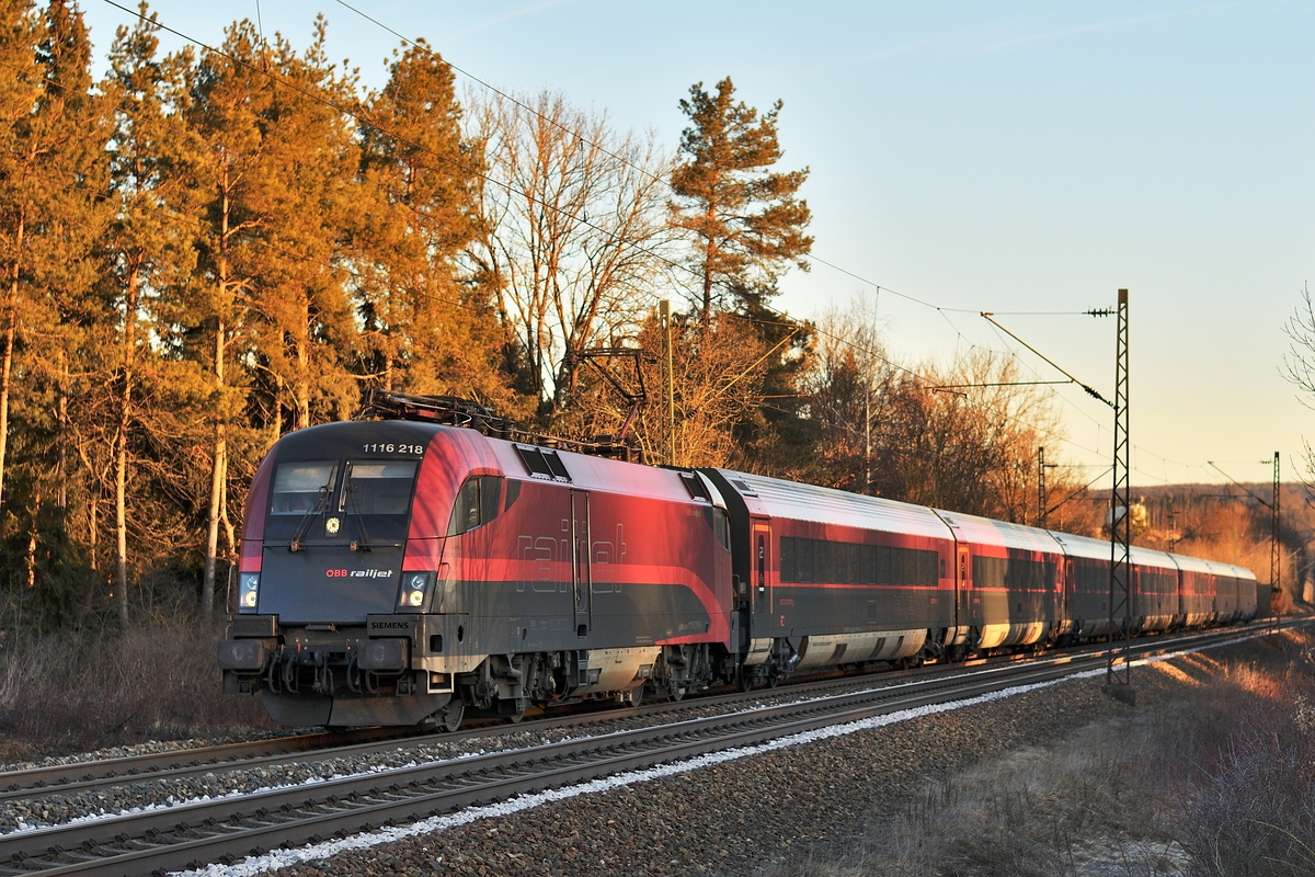 1116 218 bespannte am 24. Februar 2019 RJX 63 nach Budapest-Keleti. Hier befindet sich der Zug auf der KBS 750 bei Westerstetten.