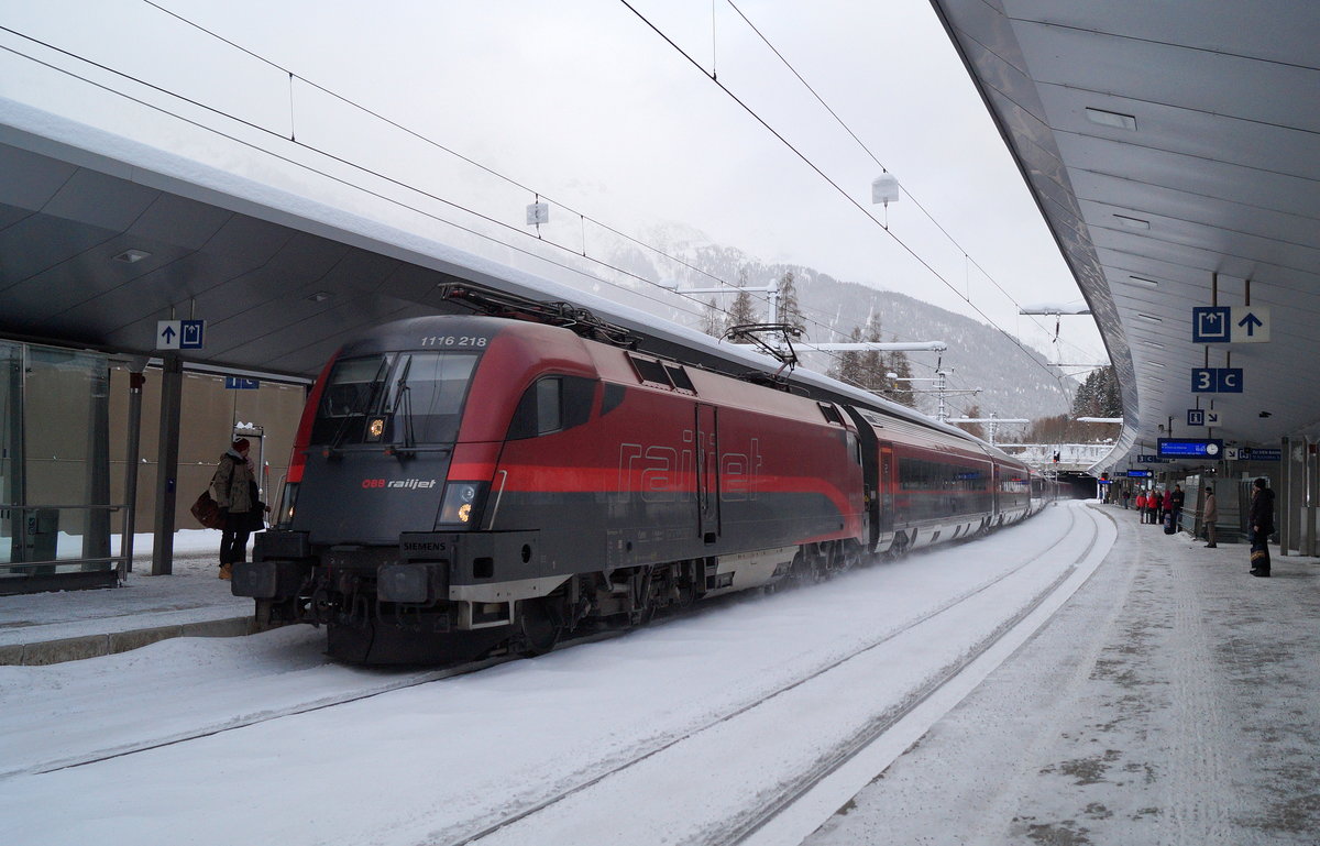 1116 218 mit dem RJX 162 (Budapest-Keleti - Zürich HB) in St. Anton am Arlberg, 16.12.2018.