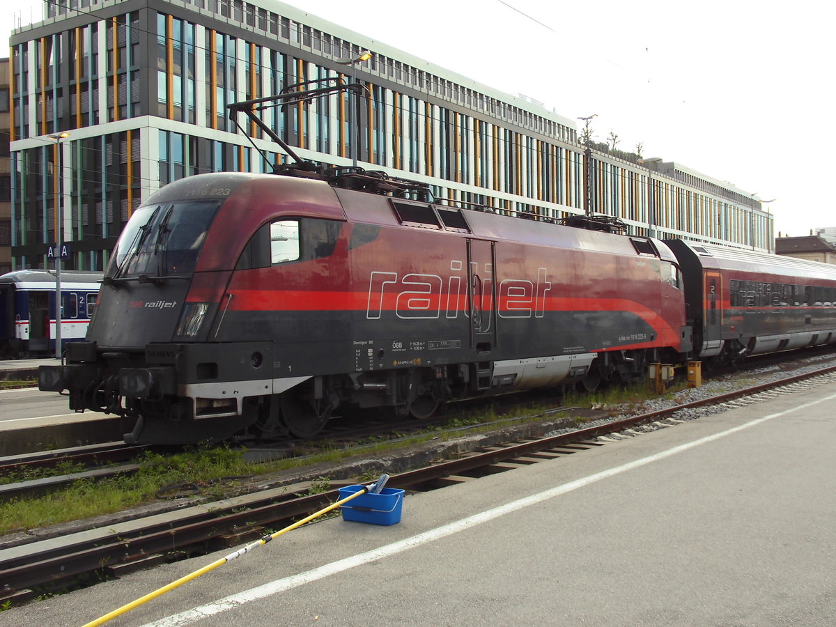 1116 223 hat einen Railjet in den Münchener Hauptbahnhof gezogen. Er wird in Kürze nach Budapest aufbrechen. Links im Hintergrund der Meridian Ersatzzug.