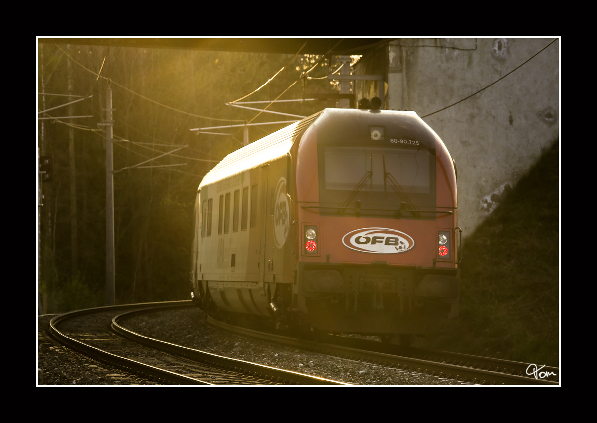 1116 225 + Steuerwagen 80.90 725  rollen mit dem ÖFB Railjet durch das abendliche Murtal.
Zeltweg 12_04_2016