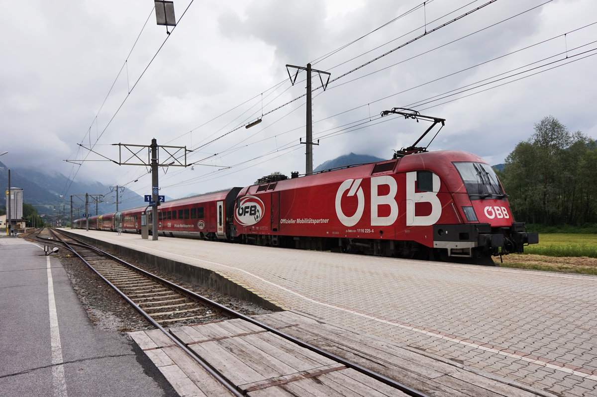 1116 225-4 am Zugschluss vom  ÖFB-railjet , unterwegs als railjet 632 (Lienz - Wien Hbf), bei der Abfahrt in Greifenburg-Weißensee.
Aufgenommen am 9.6.2016