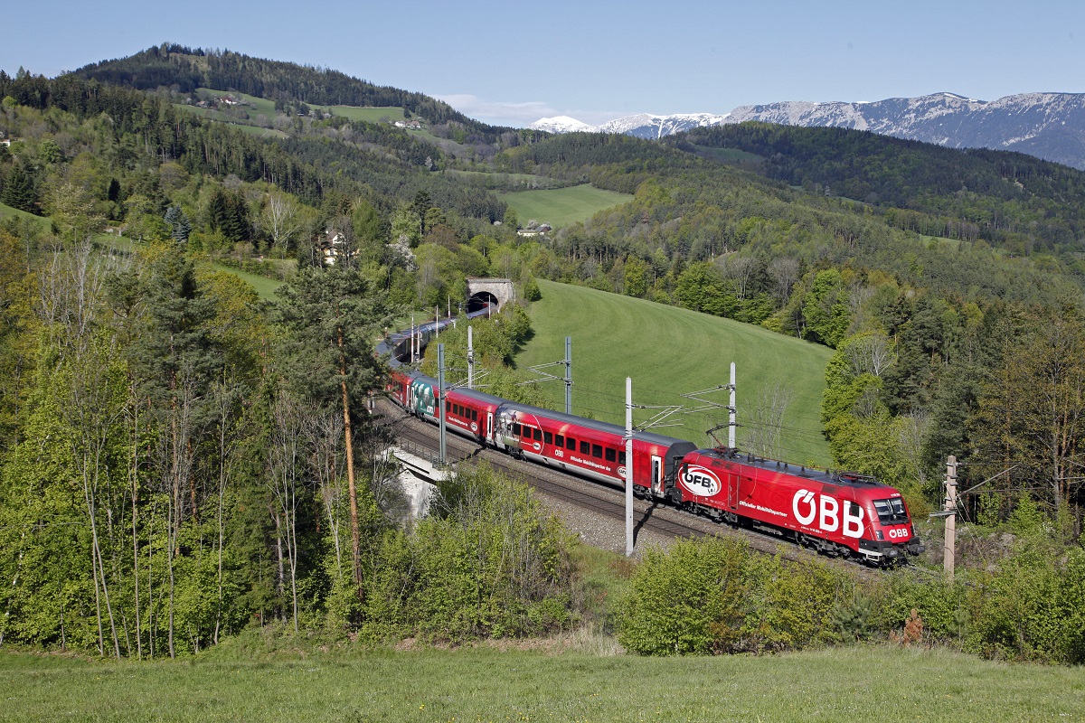 1116 225 (ÖFB) als Railjet  nahe Eichberg am 26.04.2016.