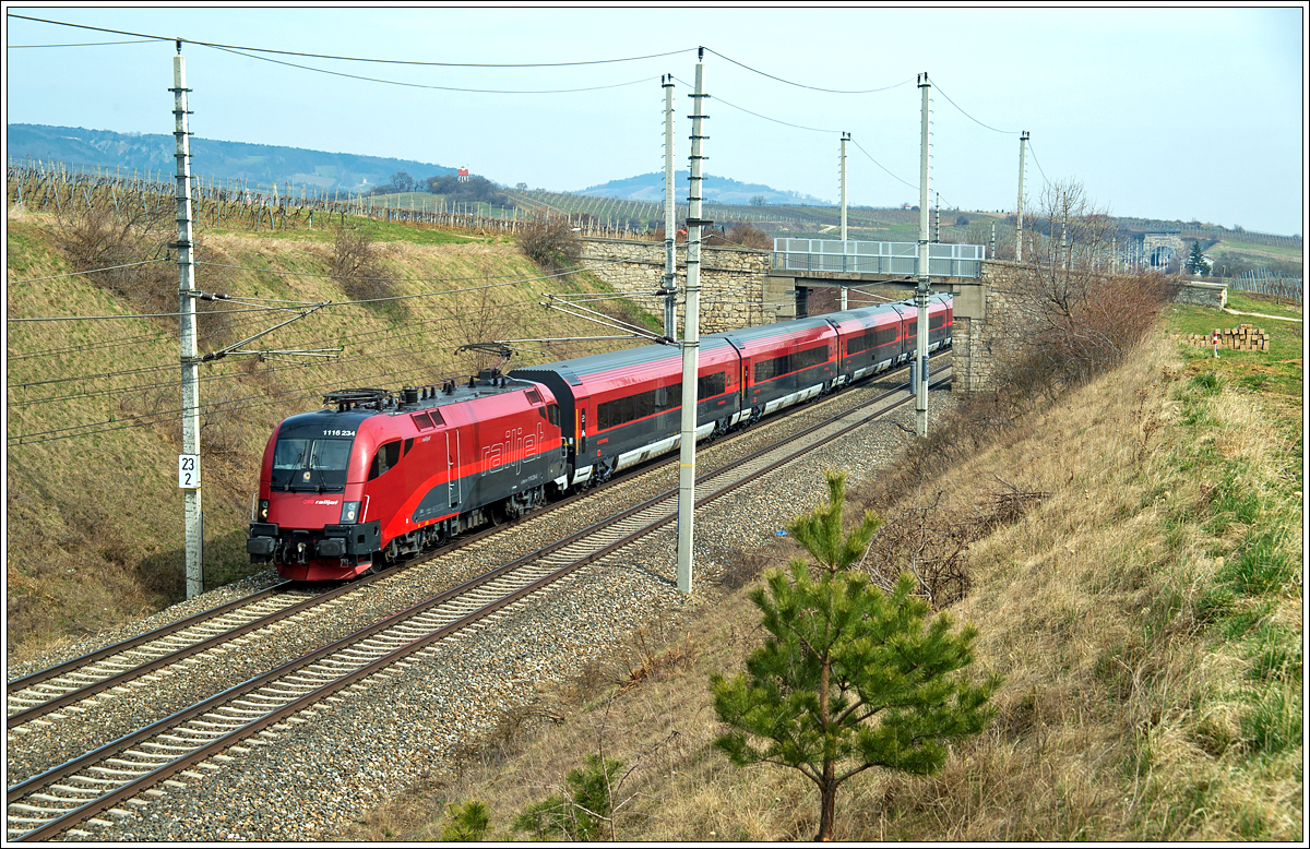 1116 234 mit dem RJ 75 Gustav Mahler bei Pfaffstätten am 25.3.2015