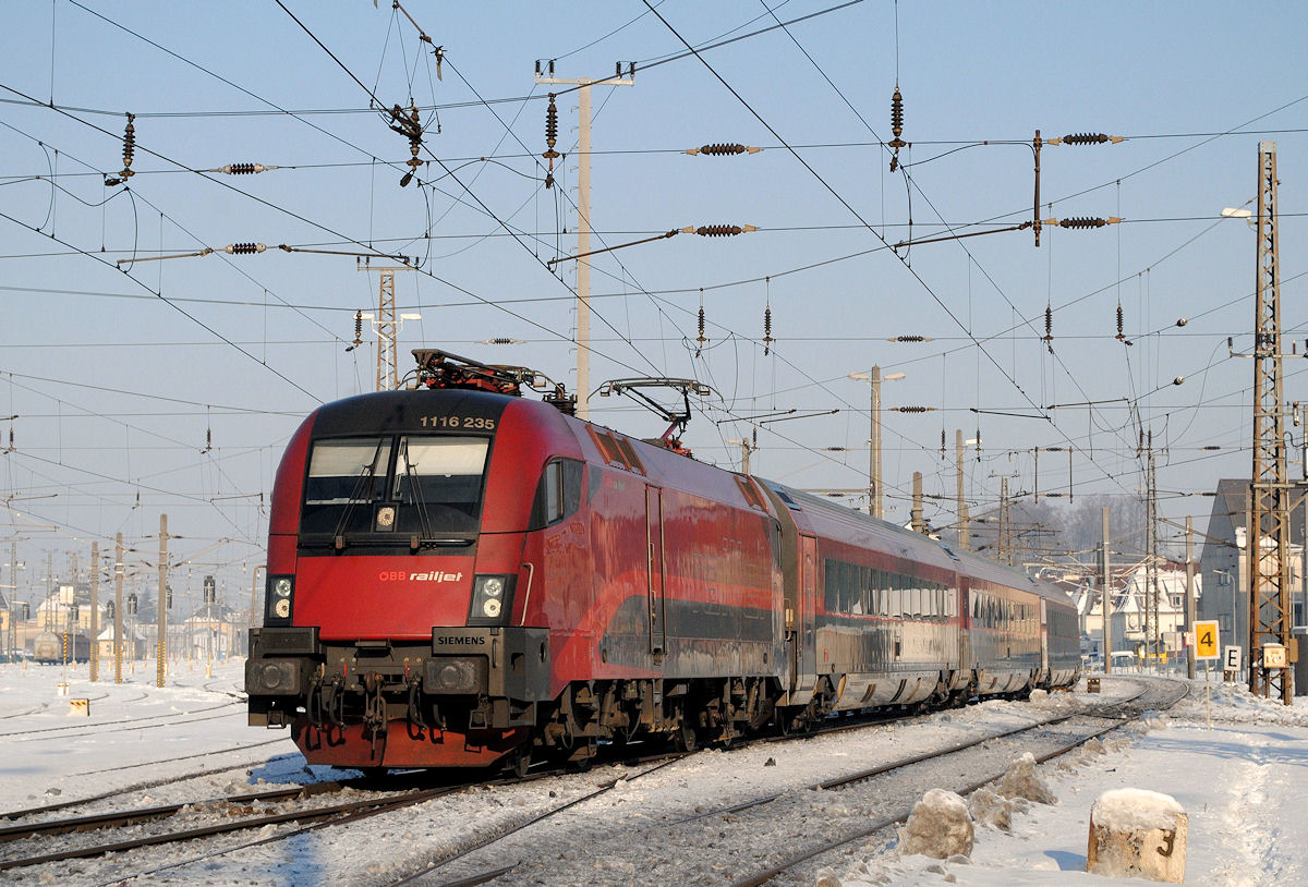 1116 235 + RJ 62 bei der Ausfahrt aus Attnang - Puchheim. (20.01.2017)