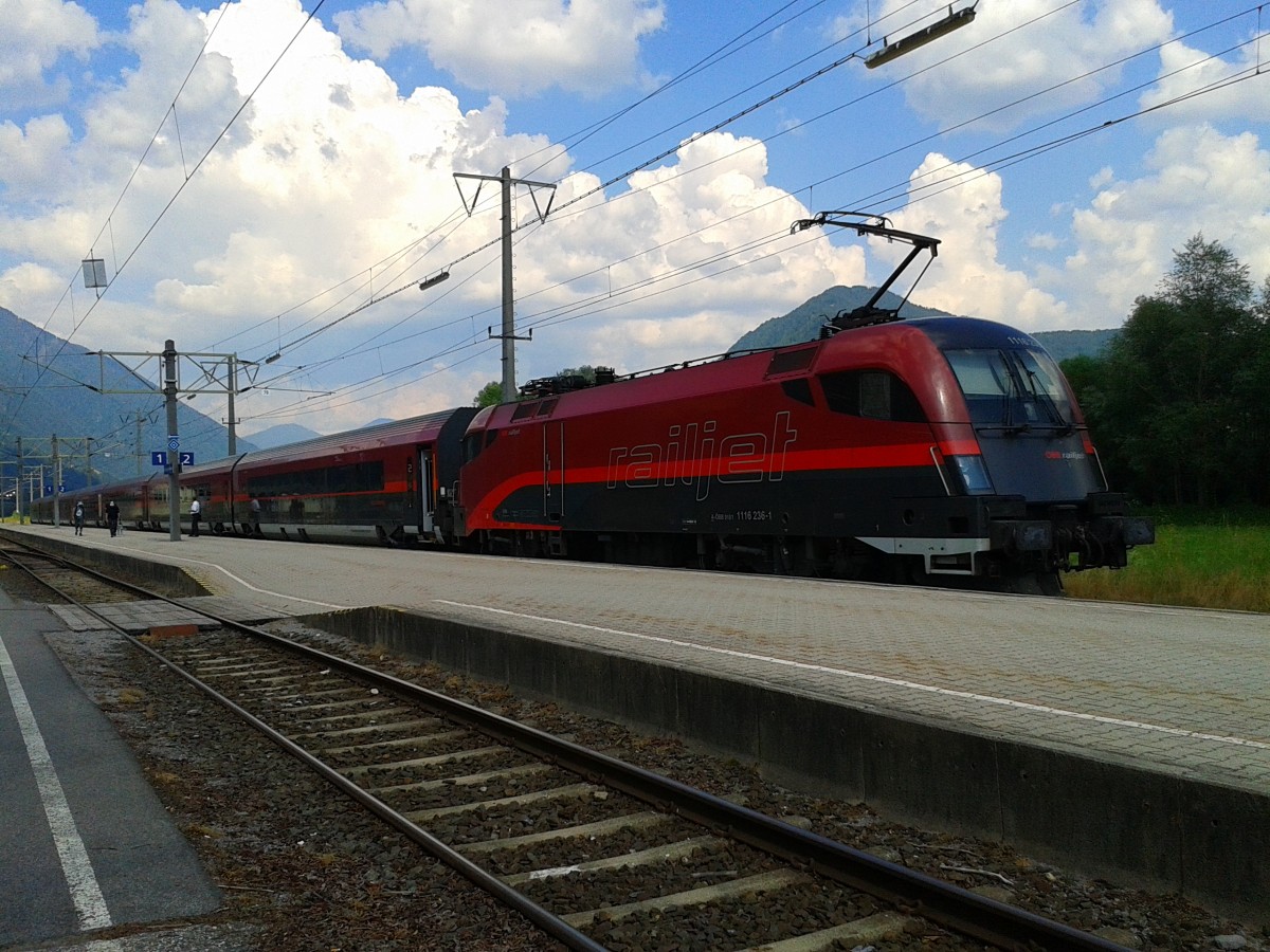 1116 236-1 schiebt am 11.6.2015 den railjet 632 in Richtung Wien Hbf. Hier zu sehen beim Halt im Bahnhof Greifenburg-Weißensee.