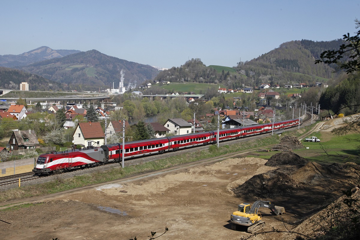 1116 249 (lange Fahne) auf der Fahrt von Bruck an der Mur nach Graz am 11.04.2016.
Bald wird der Zug das Stadtgebiet von Bruck verlassen.