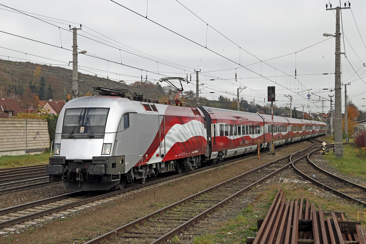 1116 249 (Lange Fahne) fährt am 10.11.2014 in den Bahnhof Kapfenberg ein.