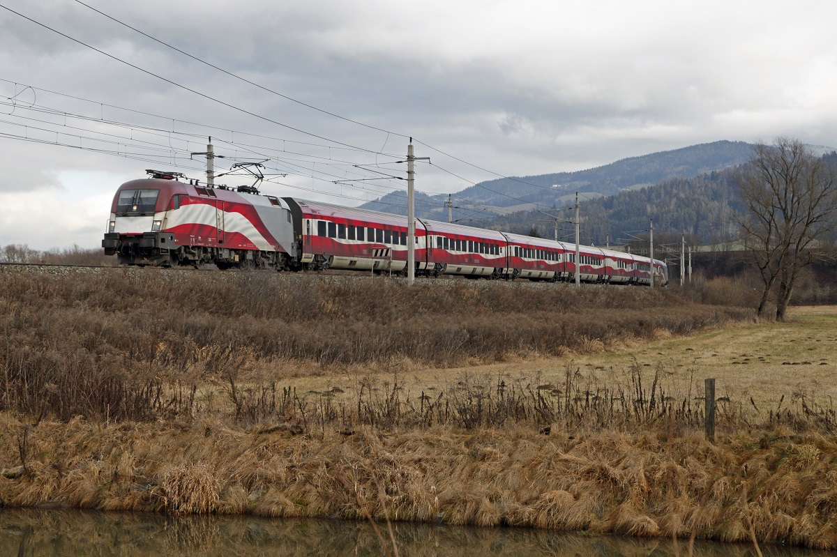 1116 249 (Lange Fahne) fährt am 12.01.2016 bei St.Marein durchs Mürztal.