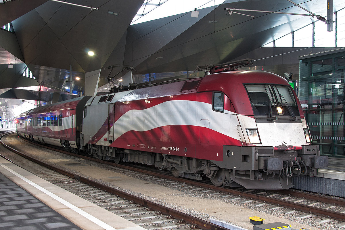 1116 249 mit railjet 539 von Wien Hbf. nach Villach Hbf. Die Aufnahme entstand kurz vor der Abfahrt in Wien Hauptbahnhof am 06.01.2018.