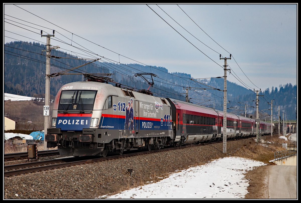 1116 250 (Polizei) mit Railjet bei Kindberg am 1.03.2018.