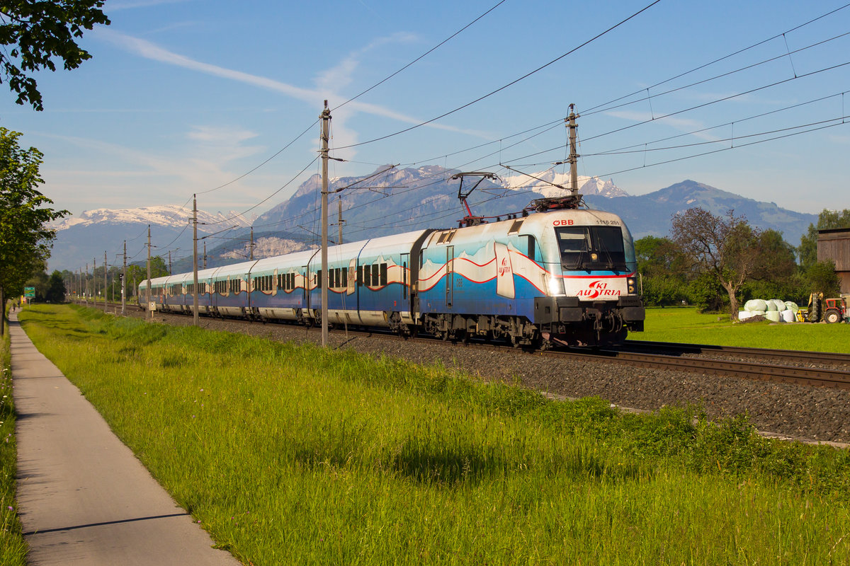 1116 251-0 mit ihren Railjet aus Innsbruck nach Bregenz. Zwischen Hohenems und Dornbirn. Ski Austria Lackierung. 22.5.17