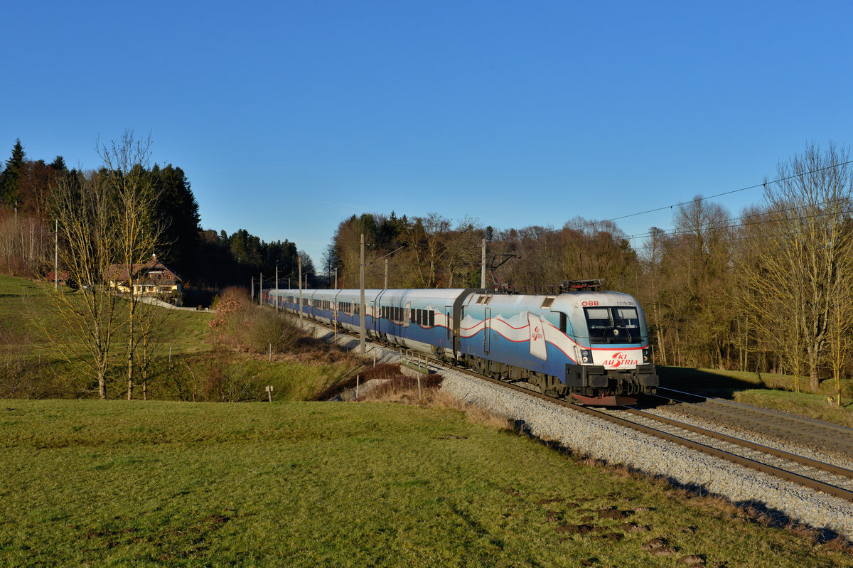 1116 251 mit einem Railjet am 10.12.2016 bei Eugendorf. 