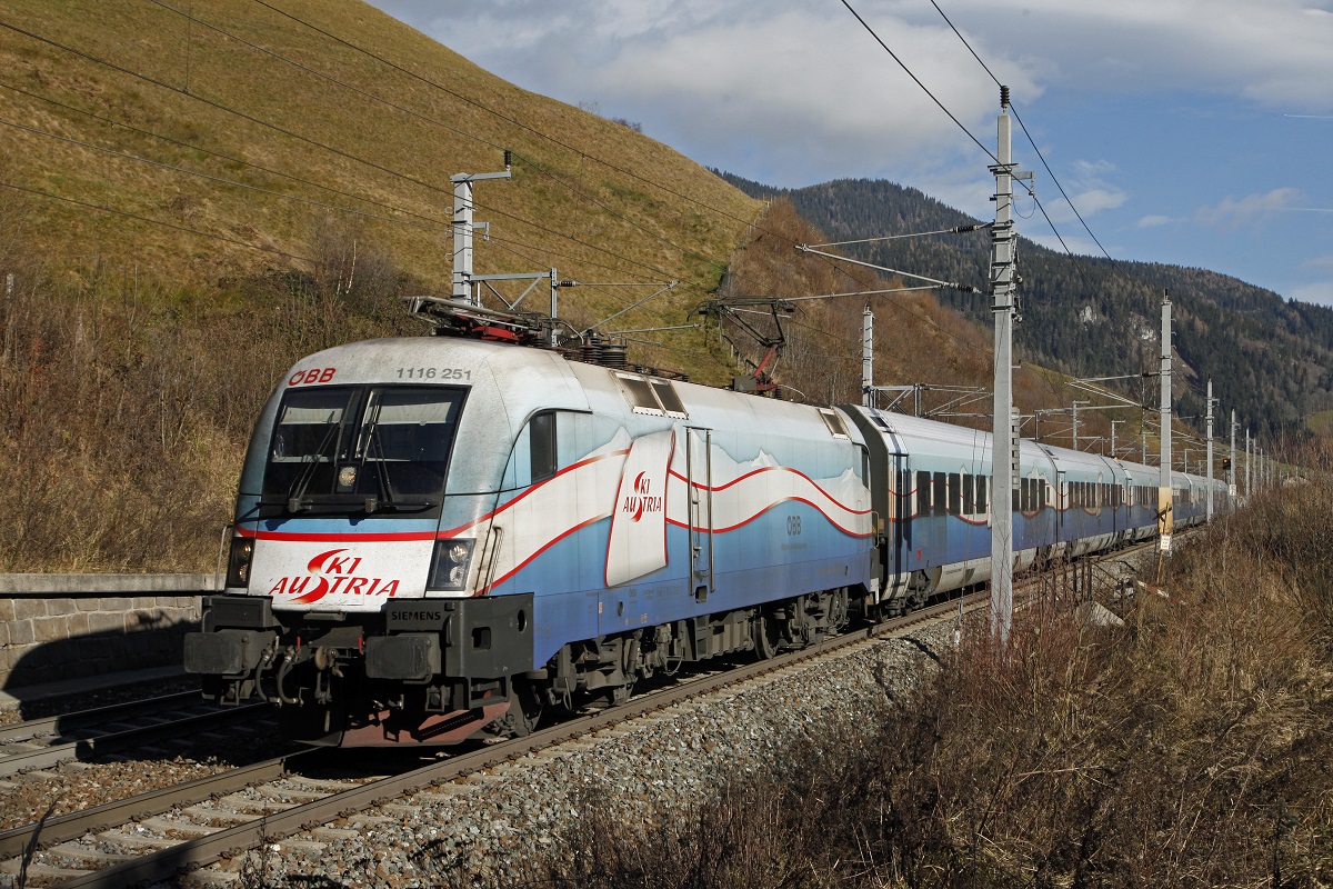 1116 251 (Ski - Austria) mit Railjet bei Spital am Semmering am 21.11.2016.