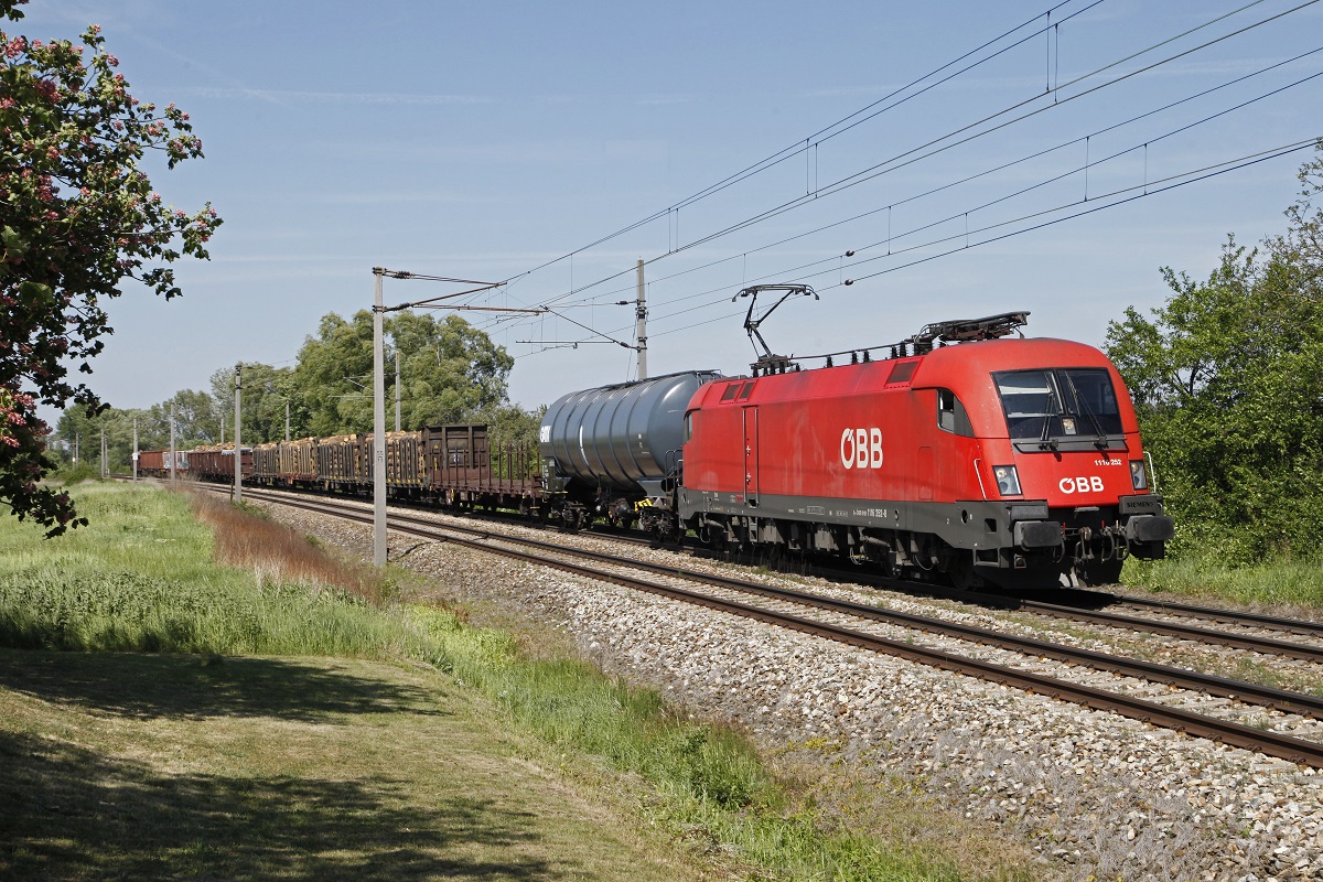 1116 252 mit Güterzug bei Sirndorf an der March am 18.05.2017.