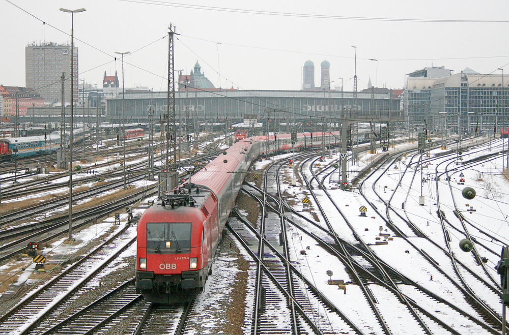 1116 271 hat den Münchener Hauptbahnhof mit einem Fernverkehrszug verlassen.
Aufgenommen am winterlichen 14. März 2010.