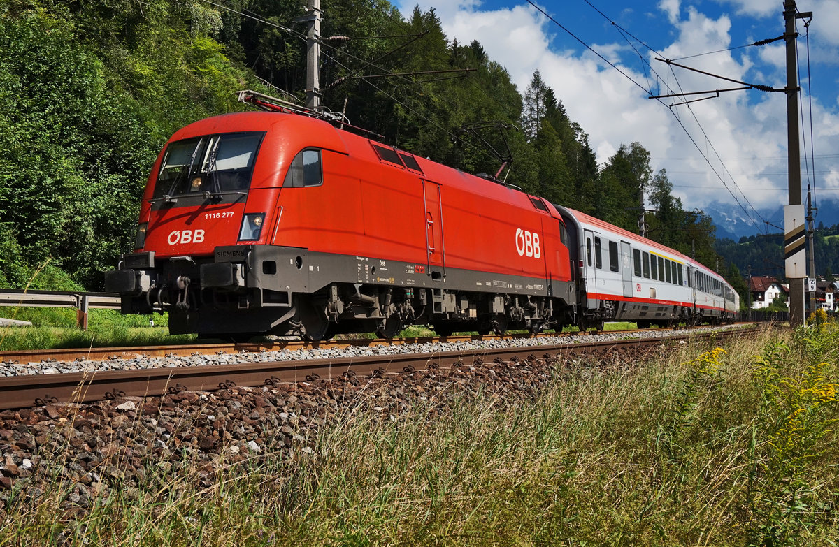 1116 277-5 fährt mit dem IC 542 (Flughafen Wien (VIE) - Schwarzach-St.Veit - Innsbruck Hbf), bei Mitterberghütten vorüber.
Aufgenommen am 7.8.2016.