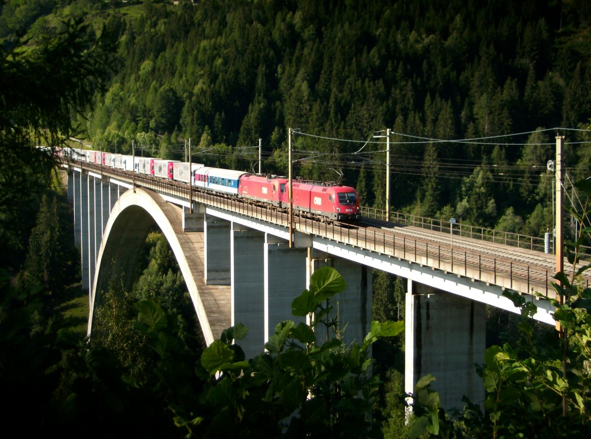 1116 XXX + 1216 XXX mit der ROLA 43253 (Salzburg - Triest) am 26.8.2015 auf der Pfaffenberg-Zwenberg-Brücke.