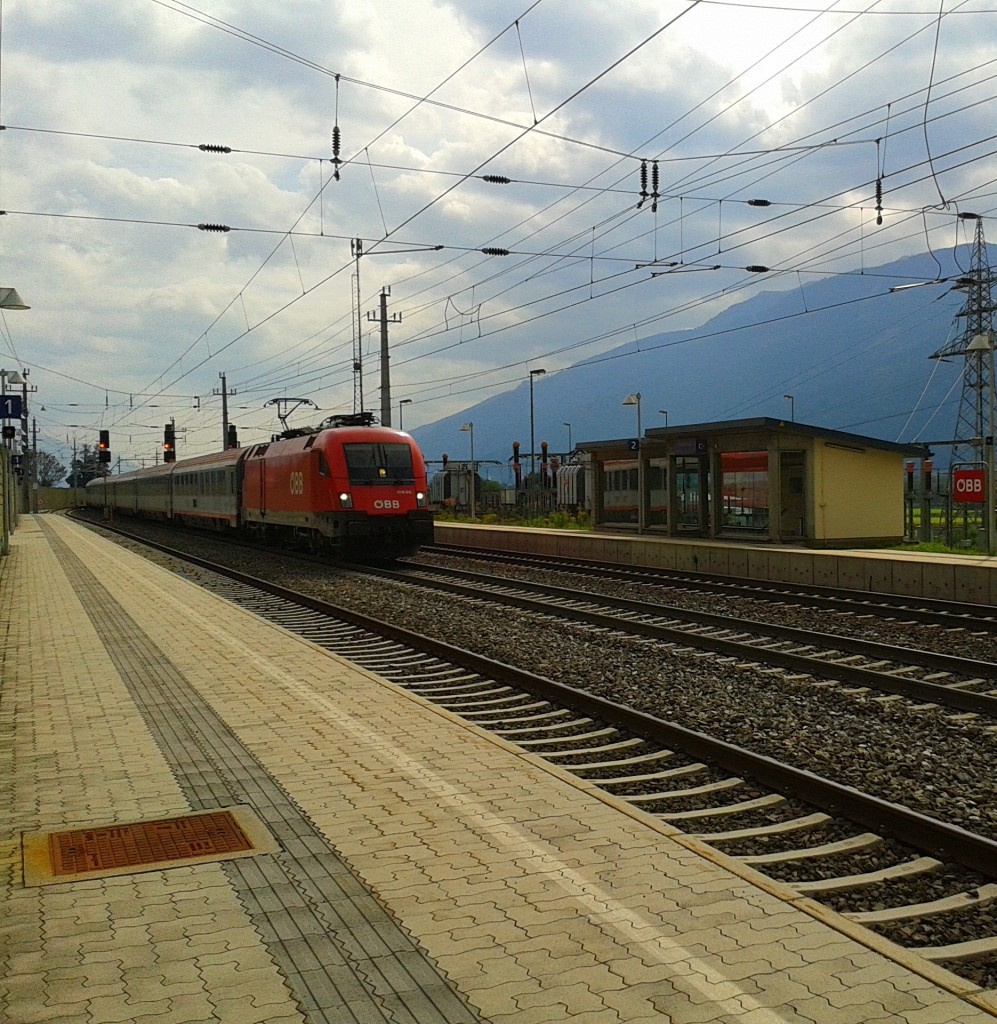 1116 XXX mit EC 112 (Zagreb Glavni kol. / Klagenfurt Hbf - Frankfurt (M) Hbf) am 13.9.2015 bei der Durchfahrt in Pusarnitz.