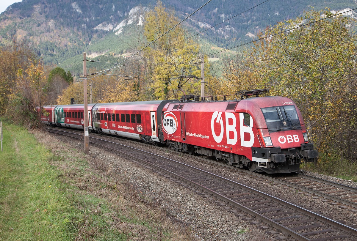 1116.225-ÖFB mit Railjet bei Küb am 2.11.2017.