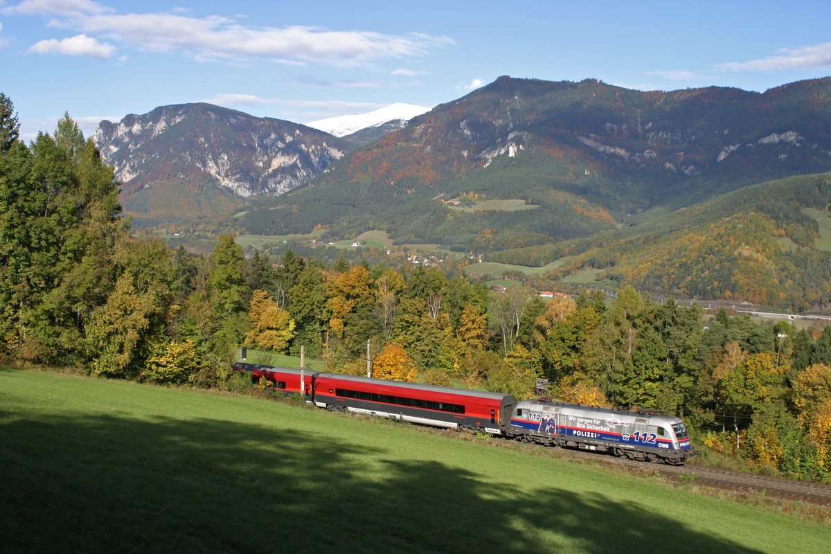 1116.250  Polizei  fährt mit RJ-559 vor dem  Schneeberg  am Eichberg bergwärts. 22.10.16