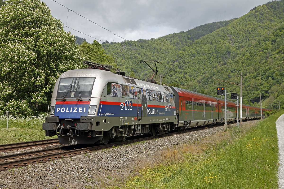 1116.250 (Polizei) mit Railjet ist am 14.05.2014 zwischen Bruck-Mur und Pernegg unterwegs.