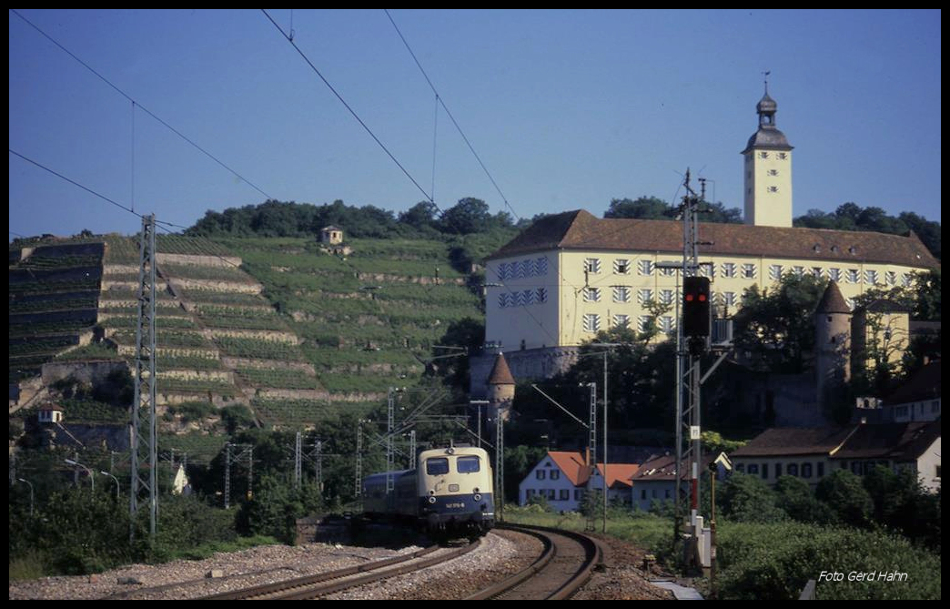 11176 fährt mit dem E 2377 am 27.5.1990 nach Heilbronn vor der Deutschordensburg in Gundelsheim ein.