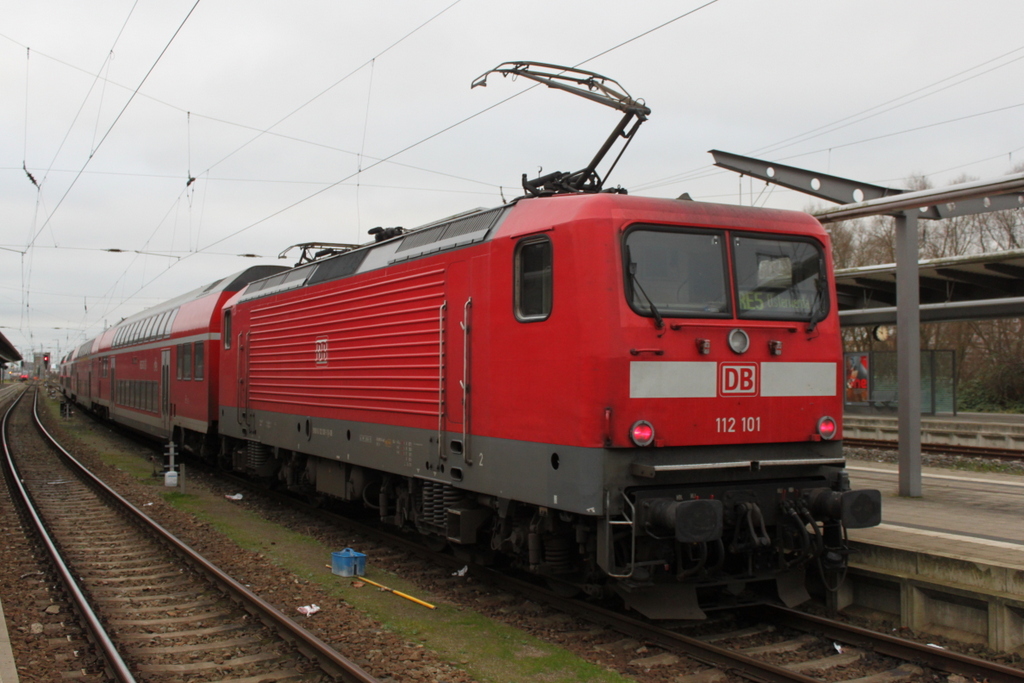 112 101-1(Renntrabbi)mit RE 4359 von Rostock Hbf nach Elsterwerda kurz vor der Ausfahrt im Rostocker Hbf.28.12.2015