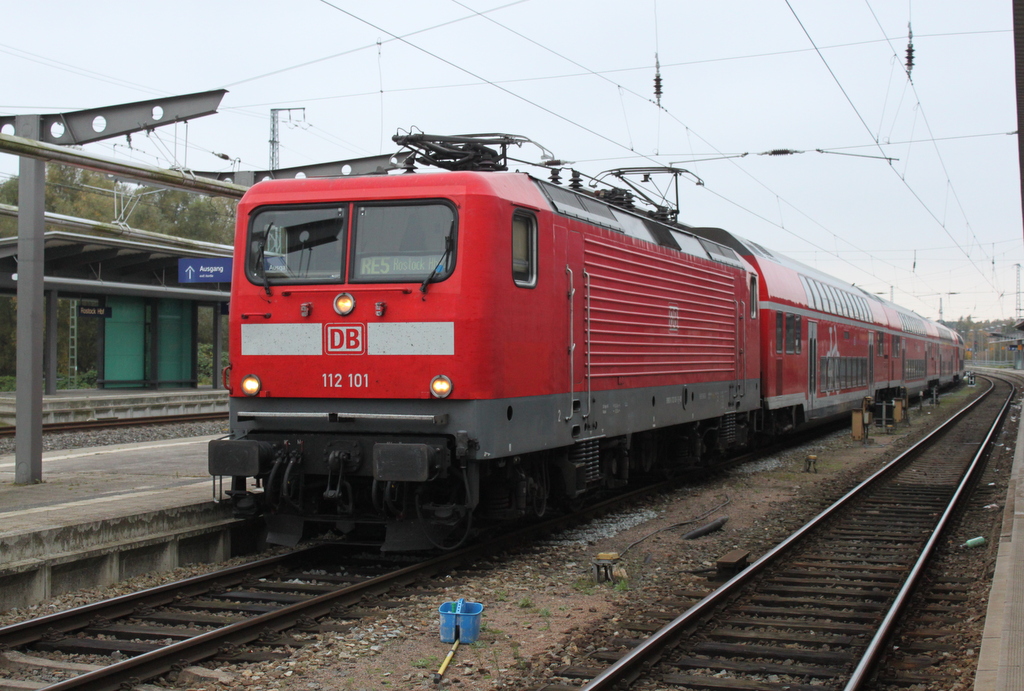 112 101(Bh Cottbus)mit RE 4359 von Rostock Hbf nach Oranienburg kurz vor der Ausfahrt im Rostocker Hbf.14.10.2017