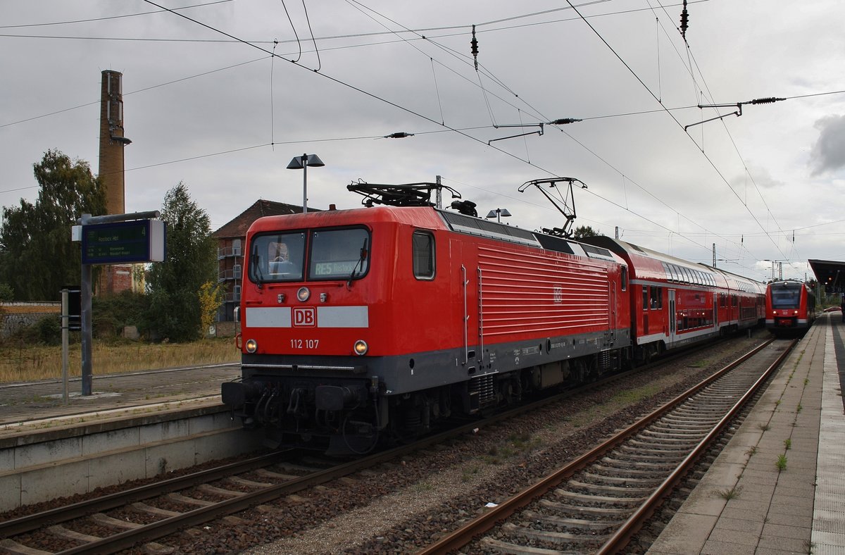 112 107 hat am 8.10.2016 mit dem RE5 (RE4356) von Wünsdorf-Waldstadt nach Rostock Hauptbahnhof den Bahnhof Güstrow erreicht. 