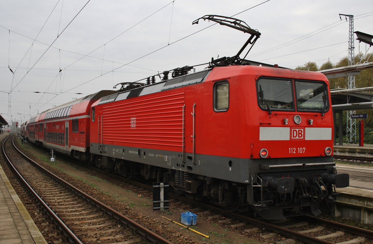 112 107 steht am 23.10.2016 mit einem RE5 (RE4359) nach Berlin Südkreuz im Rostocker Hauptbahnhof.