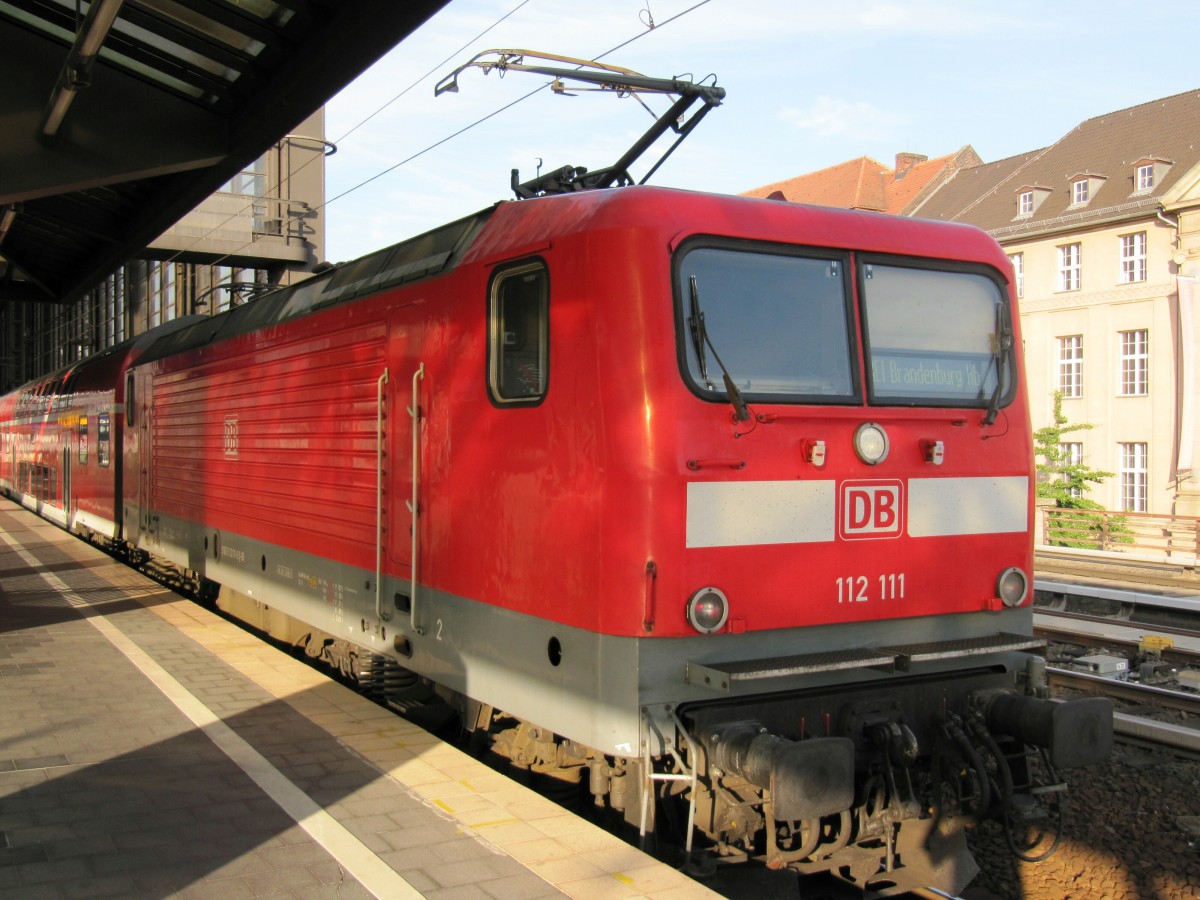 112 111 wartet am 03.07.2014 als Schublok für den RE1 nach Brandenburg im Bhf. Bln.-Zoologischer Garten auf die Abfahrt