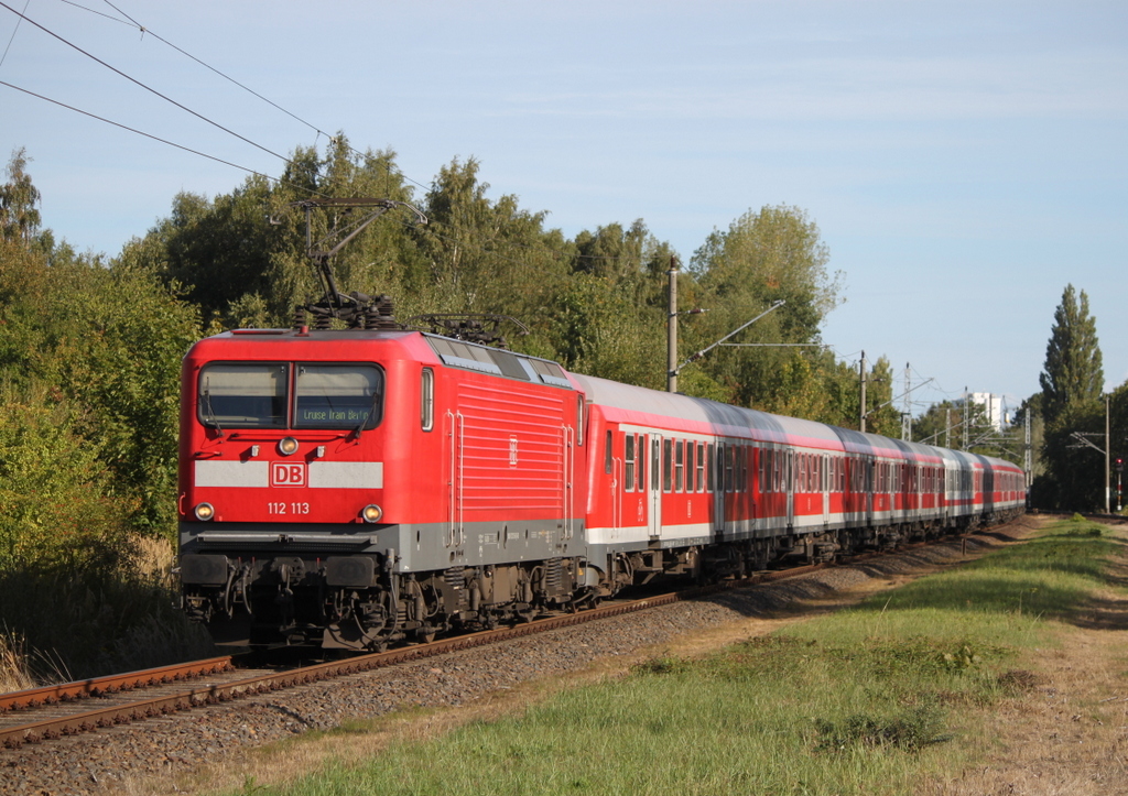 112 113-6 mit RE 13290 von Warnemünde nach Berlin-Ostbahnhof bei der Durchfahrt um 10:02 Uhr in Rostock-Lichtenhagen.16.09.2018