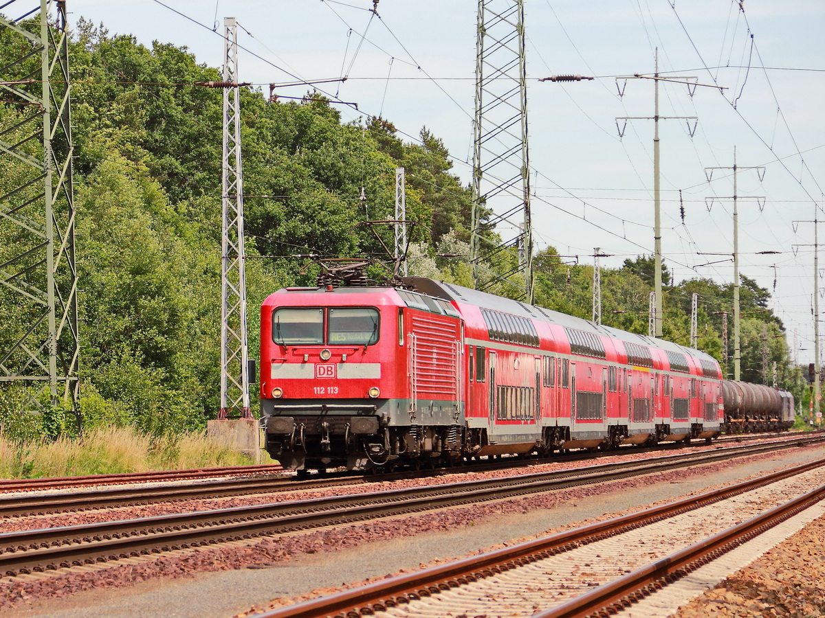 112 113 mit dem RE 5 nach Rostock am 21. Juni 2017 auf dem südlichen Berliner Außenring bei Diedersdorf. 