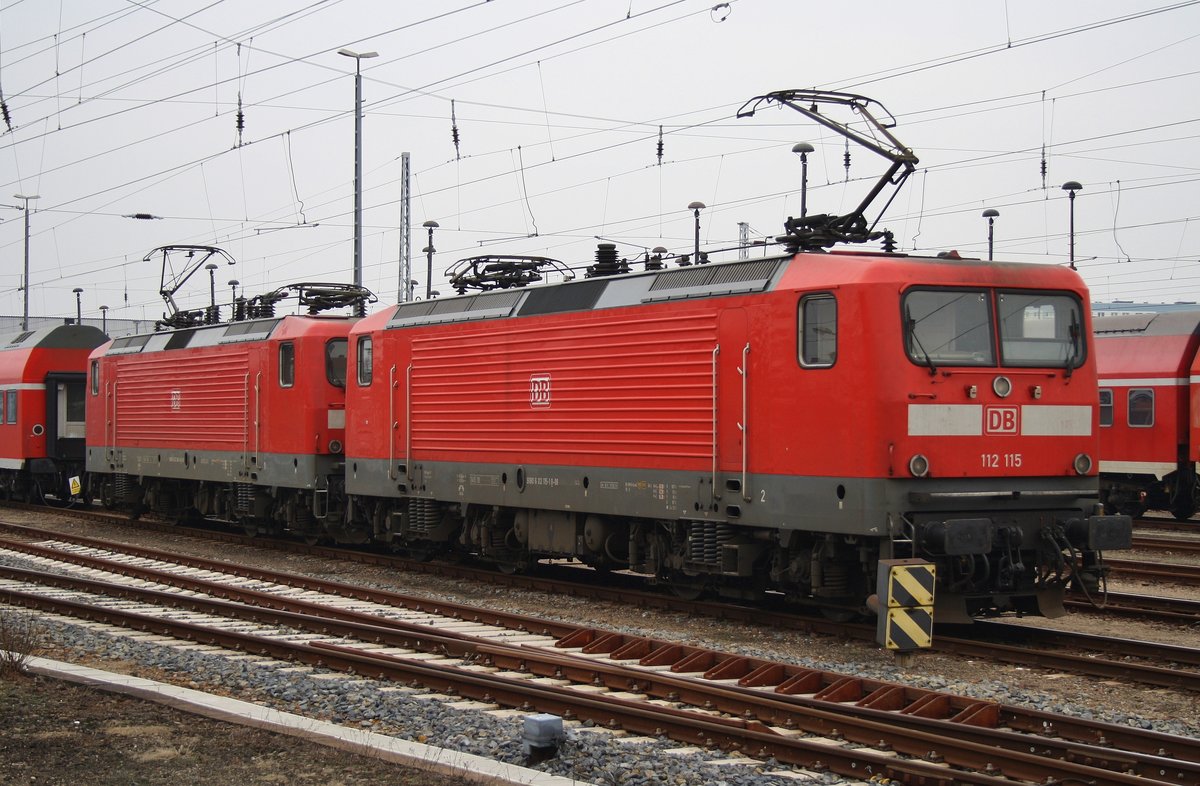 112 115 steht am 11.2.2017 zusammen mit 112 188 im Abstellbereich des BW Berlin Lichtenberg.