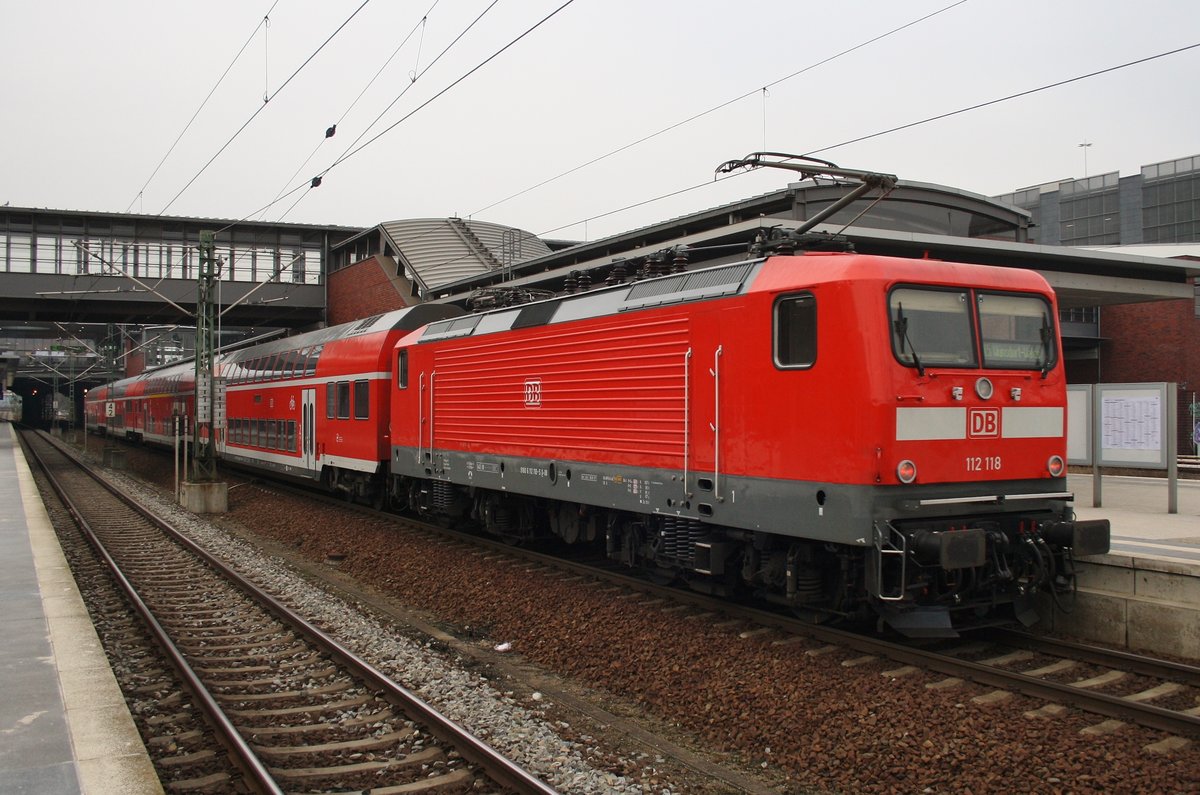 112 118 drückt am Nachmittag des 11.2.2017 den RE5 (RE3511) von Stralsund Hauptbahnhof nach Wünsdorf-Waldstadt in den Bahnhof Berlin Gesundbrunnen.